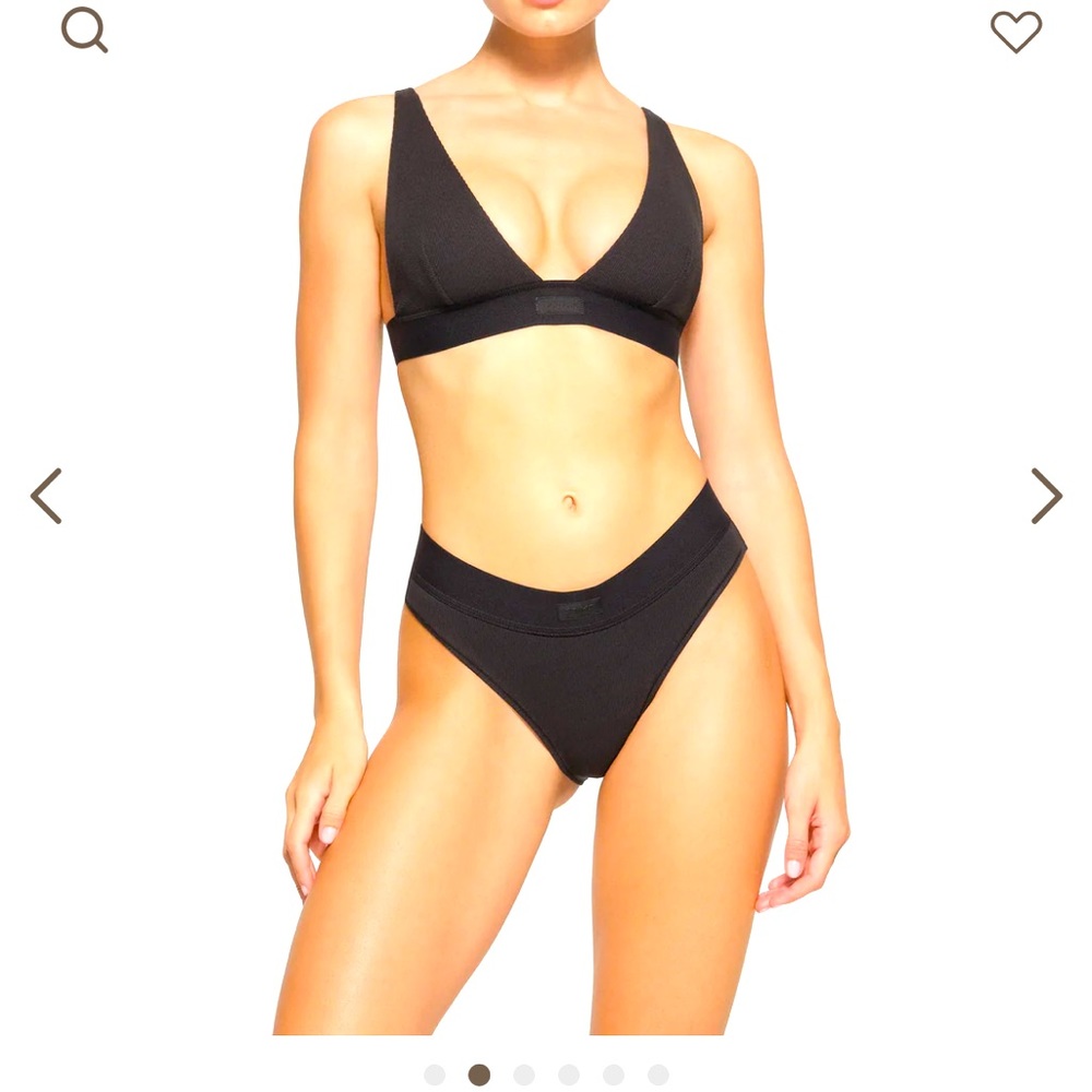 Skims Plunge Bralette in soot/ black